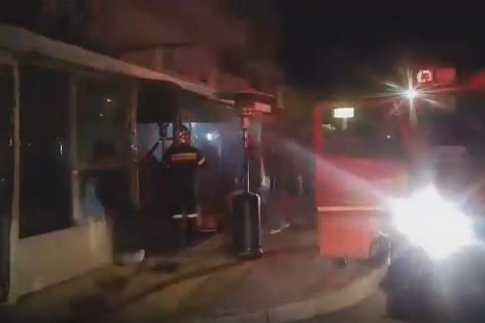 На месте работают пожарные, медики и полиция
