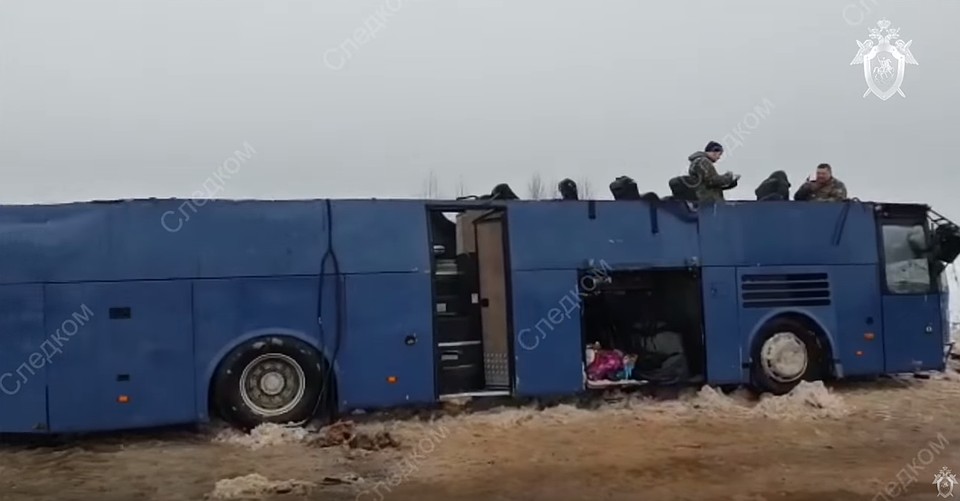 Для извлечения пострадавших спасателям пришлось разрезать автобус