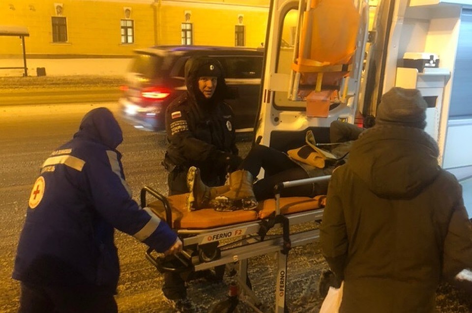 Пострадавшей помогли сотрудники полиции Фото: ДТП и ЧП Петербурга