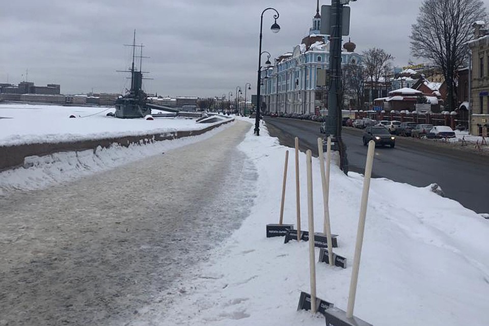 Торчащие из снежных куч черенки были замечены сразу в нескольких районах.