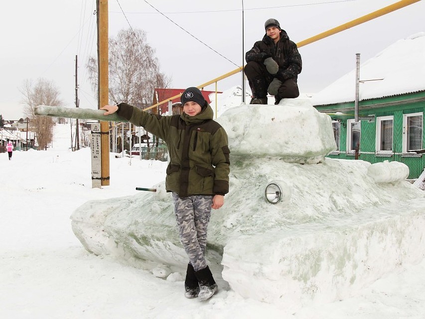 Снег для танка парни собирали со всей округи. Фото: газета "Жизнь района".
