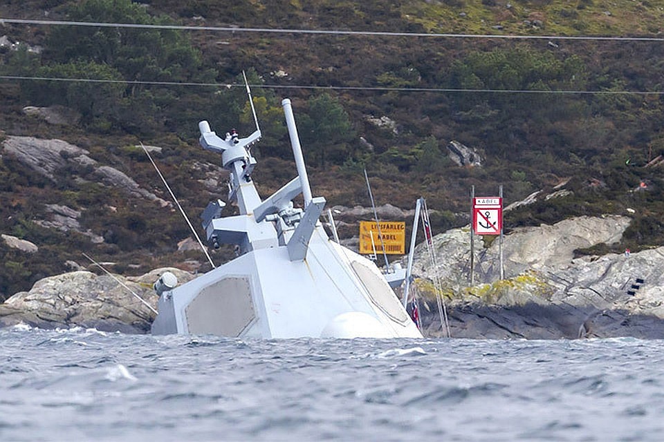 Норвежский фрегат "Helge Ingstad" затонул после столкновения с нефтеналивным танкером. Фото: с сайта dagbladet.no