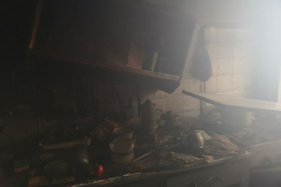 Огонь уничтожил личные вещи, мебель и бытовую технику. Фото: пресс-служба МЧС РФ по РК