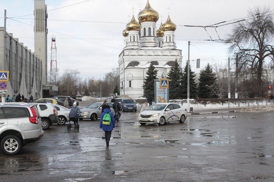 Автомобилистов не останавливает "кирпич" на въезде