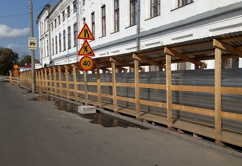 У школы №1 в целях безопасности появилось вот такой "коридор".
