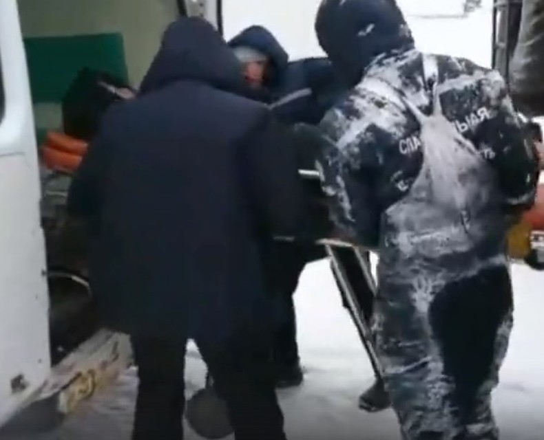 Спасатели передали замерзшую пенсионерку медикам скорой помощи