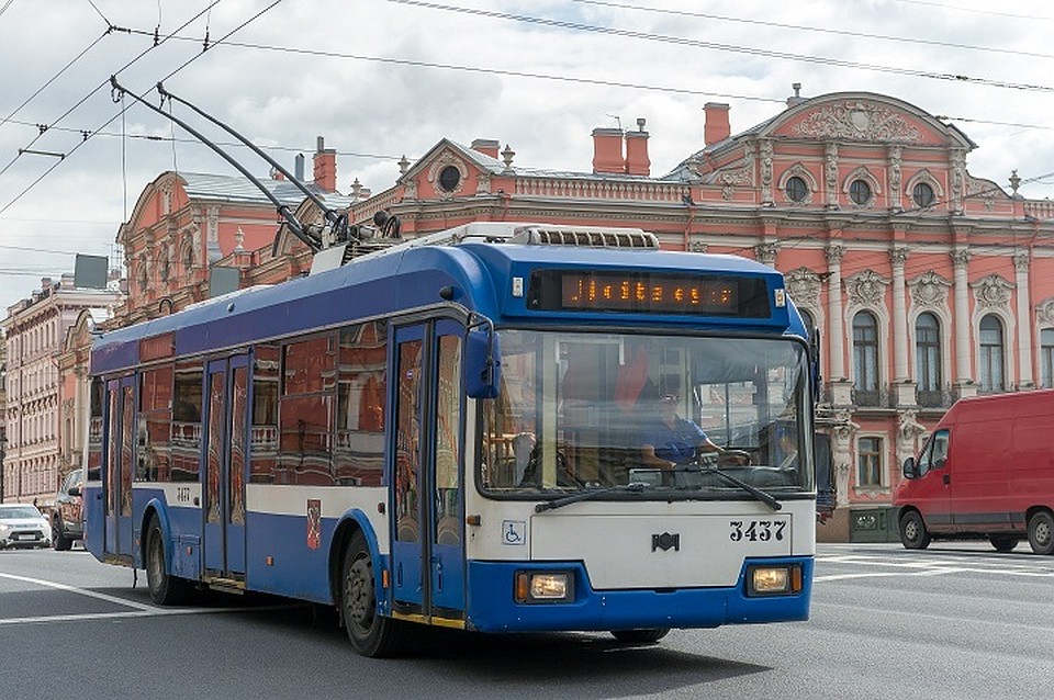 Петербургским ветеранам добавили два дня бесплатного проезда на транспорте.