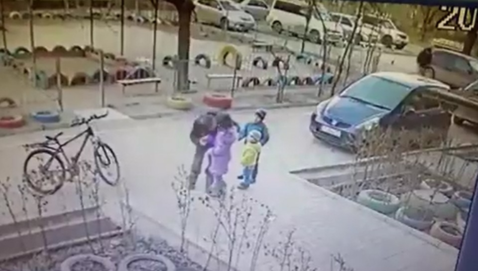 Мужчина звал девочку с собой
