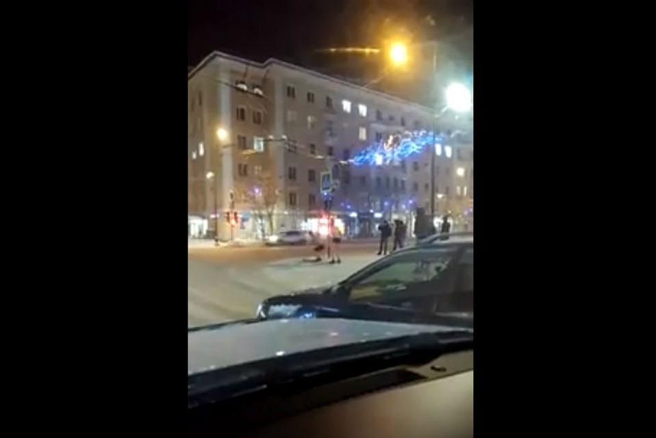 На улицах в Мурманска и в шубе-то холодно, а тут экстремалы в плавках. Фото: скриншот видео