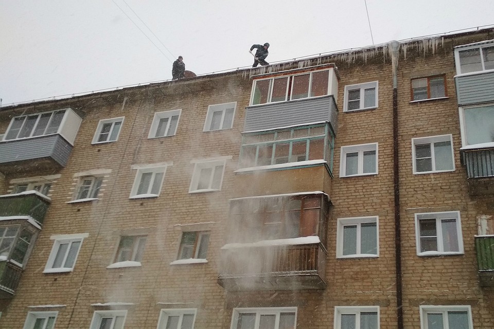 Более 600 крыш города за текущие зимние месяцы плохо очищались от снега