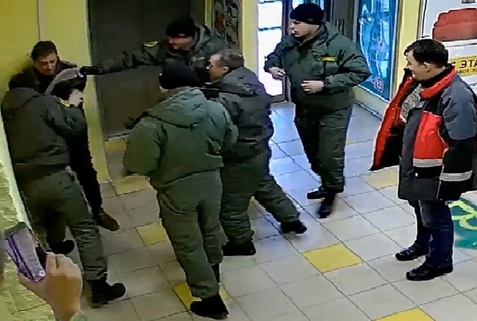 Мужчину усыпали ударами и душили. Фото: скриншот с видео