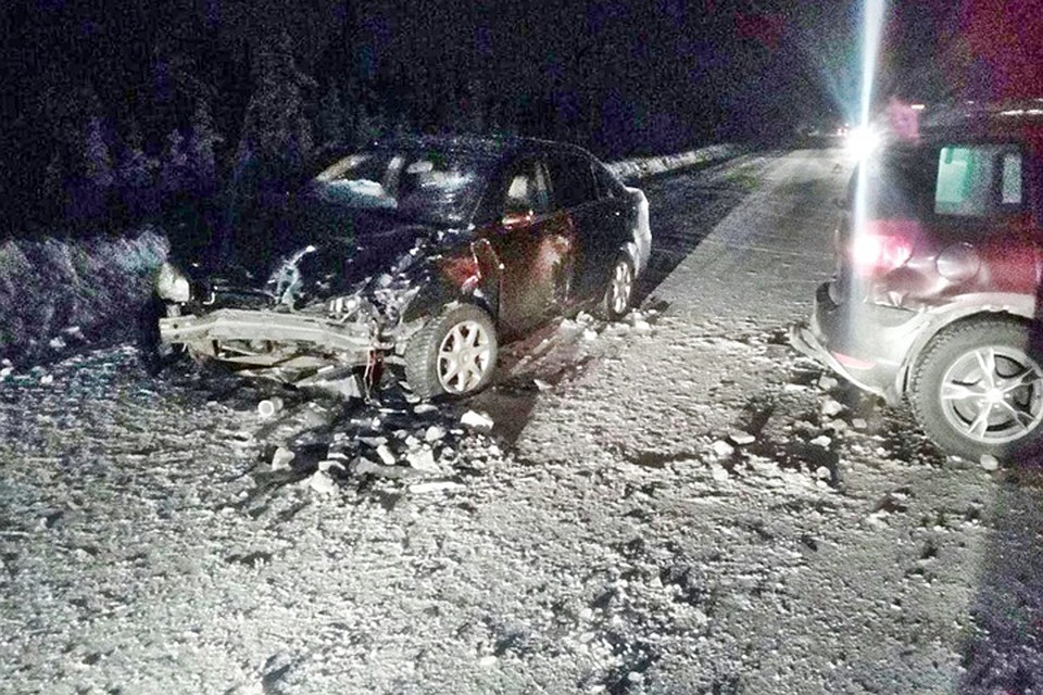 В лобовом столкновении под Мончегорском автомобили сильно помяло. Фото: гибдд.рф/r/51