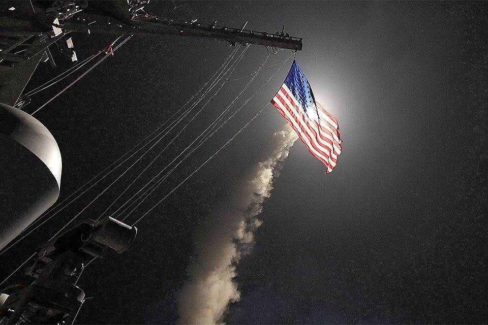 Пуск ракеты с корабля ВМС США.