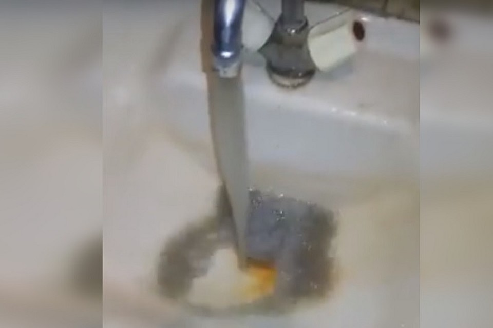 Такой водой приходится пользоваться жителям Коченево. Фото: скриншот видео