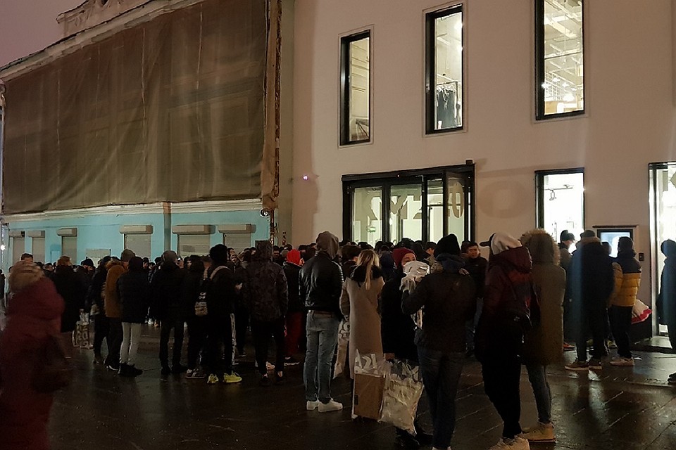 Стоять в очереди за кроссовками - довольно модная тема в Москве