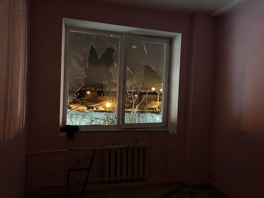 Мужчина выпрыгивал через закрытое окно