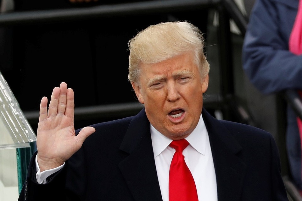 Цвет кожи и прическа президента США Дональда Трампа - одна из постоянных тем обсуждений и шуток в американских СМИ и соцсетях