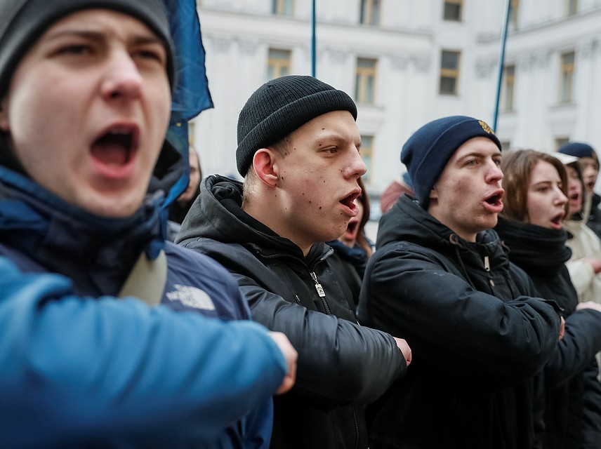 В полиции пообещали наказать сотрудника, "оскорбившего" радикалов