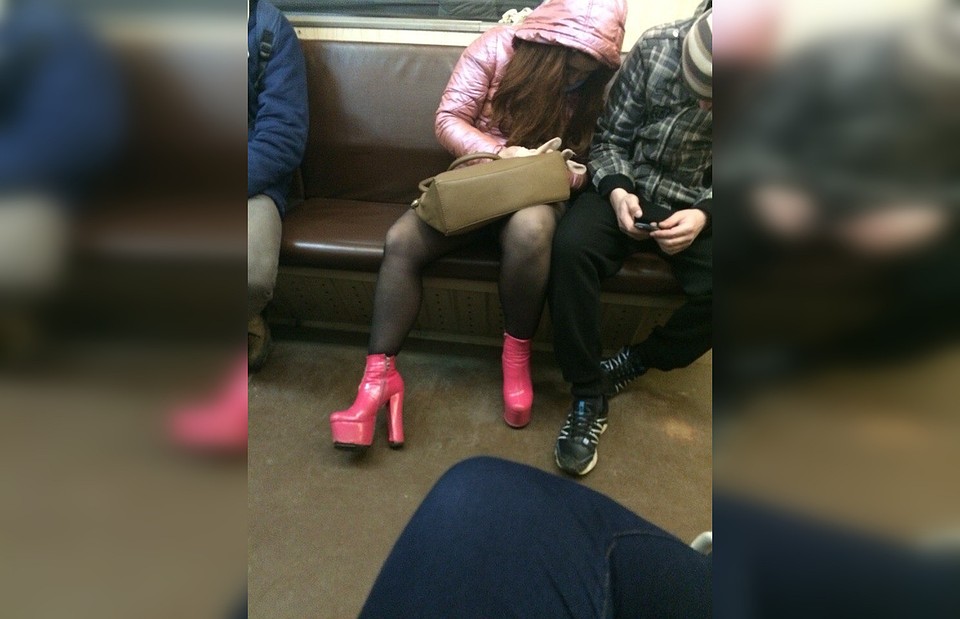 Девушка в розовой обуви привлекла внимание пассажиров метро. Фото: vk.com/subwaynsk.