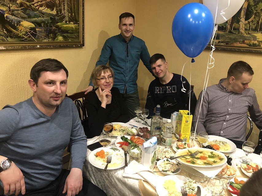 Встреча выпускников 2 февраля 2019 года. Ученики пригласили свою любимую классную в ресторан. Фото:Николай Хило