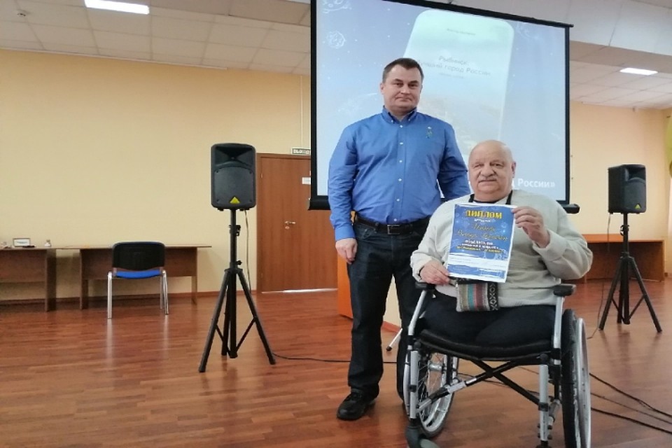 Алексею понравились многие работы, но не все они могут попасть на борт космического корабля из-за техники безопасности/ФОТО: пресс-служба администрации города Рыбинска