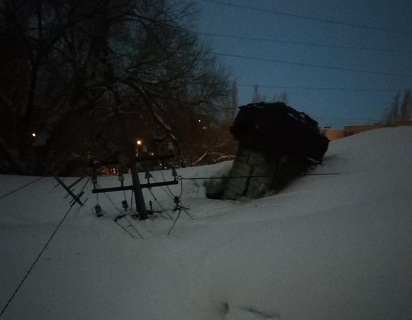 Обрушившаяся под снегом крыша дома пропустила снег на потолок квартир