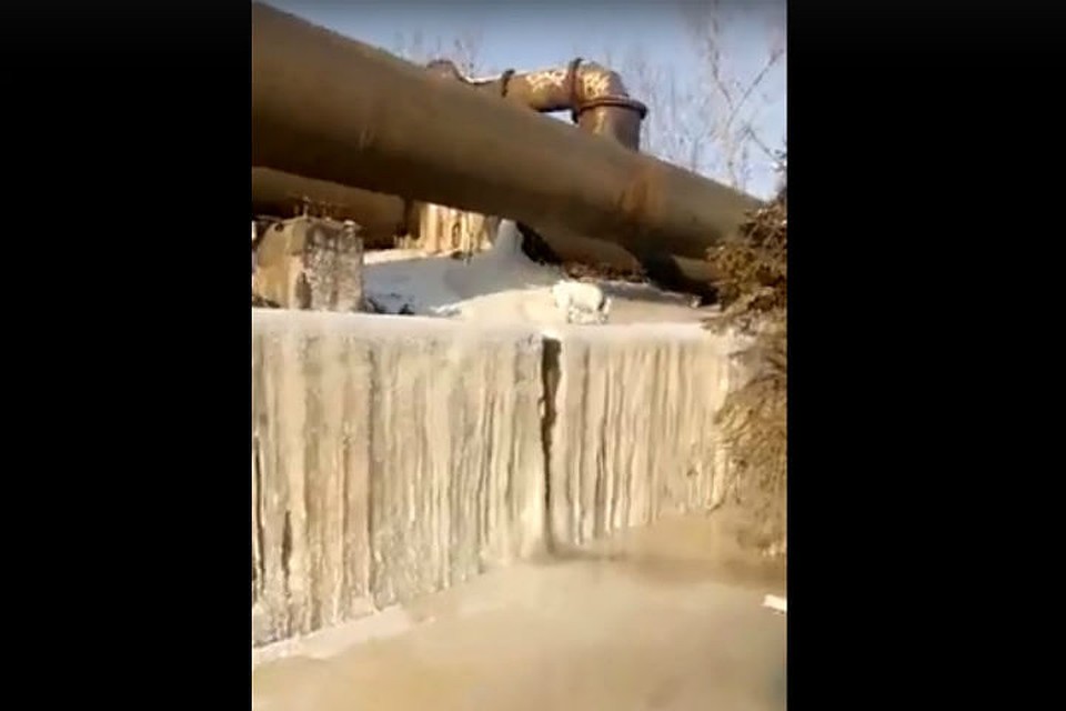 «Хотели арт-объект, получили каток»: на Металлургов прорвало ржавую трубу. Фото: стоп-кадр видео паблика "Я живу в Советском районе".