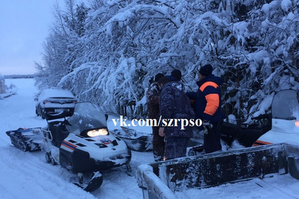Спасатели искали пропавших лыжников на снегоходах. Фото: vk.com/szrpso
