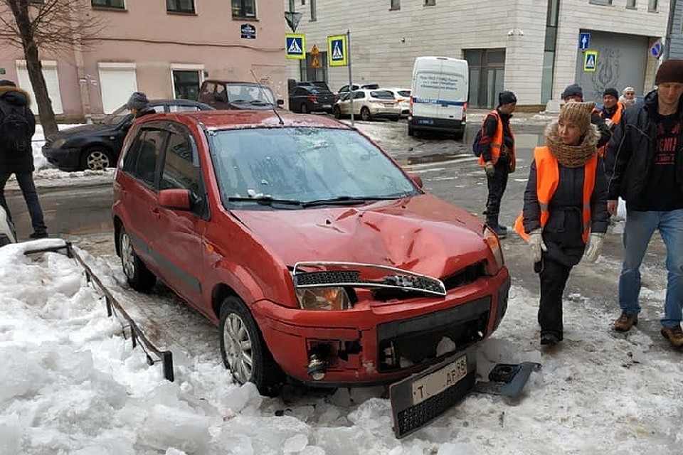 Упавший с крыши лед разбил автомобиль скрипача Мариинского театра. Фото: facebook.com/misha.zag