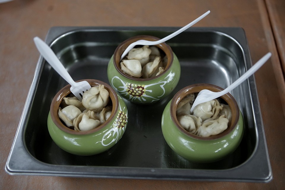 Пельмени на любой вкус под разными соусами будут ждать псковичей 22 февраля.