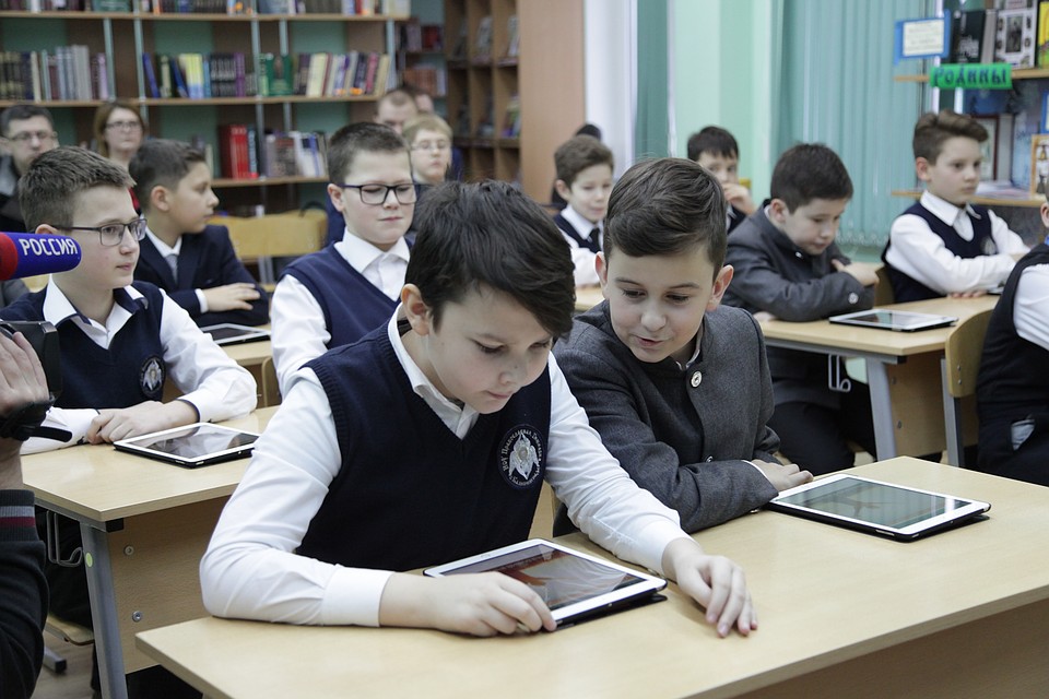 На экране устройств оживают иллюстрации, можно самим придумывать задания, делать пометки.