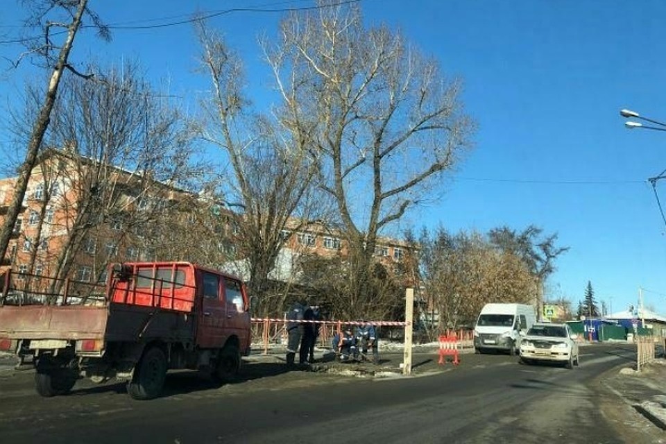 Машина провалилась под асфальт в Иркутске. Фото: группа ДТП38RUS.