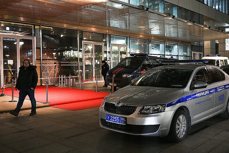18 ноября 2017 года. Полицейский автомобиль у входа в башню "Око" московского международного делового центра "Москва-Сити". ФОТО Максим Григорьев/ТАСС