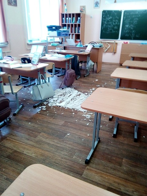 В омской школе во время уроков с потолка вновь упала штукатурка