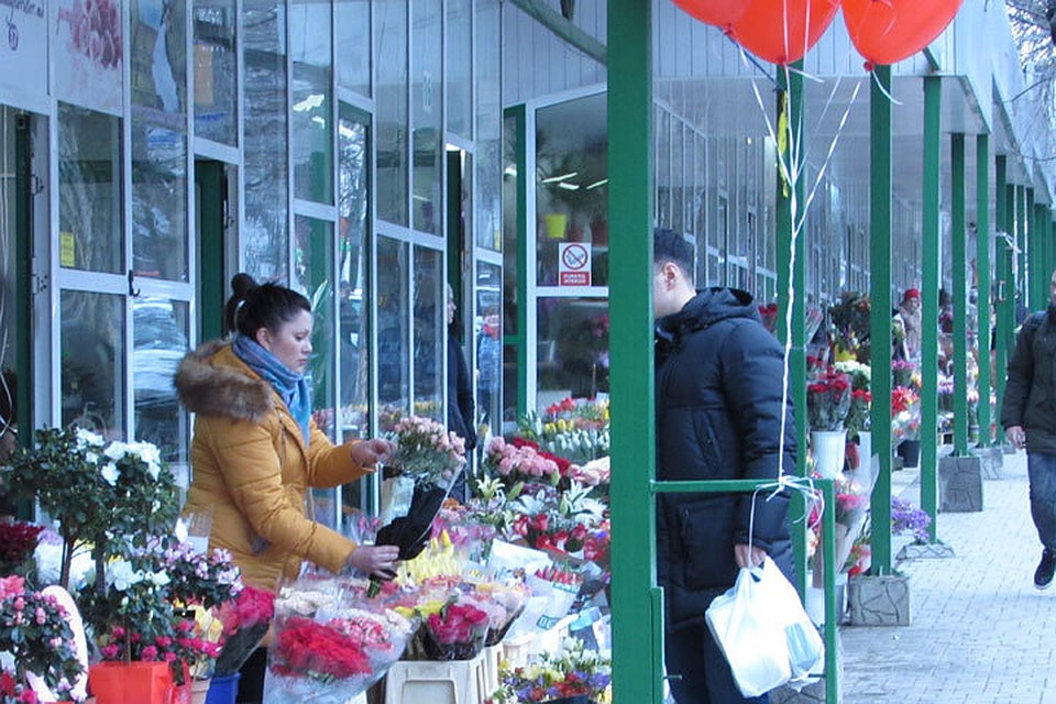 Цветы в этот день покупают мужчины самых разных возрастов