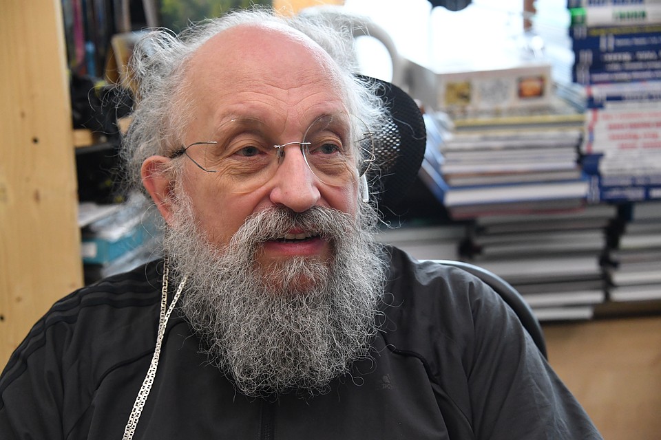 Писатель, телеведущий Анатолий Вассерман у себя дома.