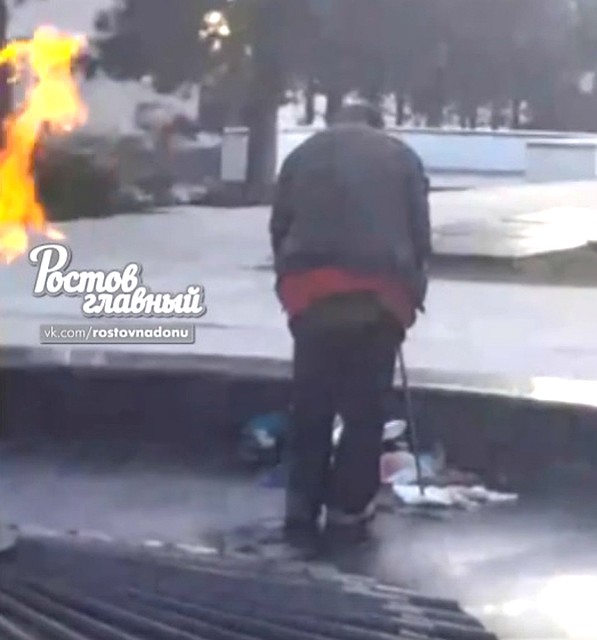 ЧП произошло возле Вечного огня, где находится Пост №1. Фото: скрин с видео ВК, паблик "Ростов главный".