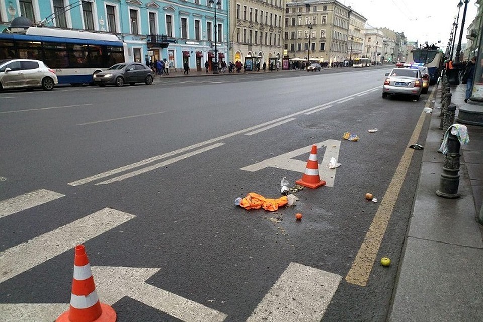 Мужчина потерял равновесие и упал под колеса троллейбуса на Невском проспекте в Петербурге