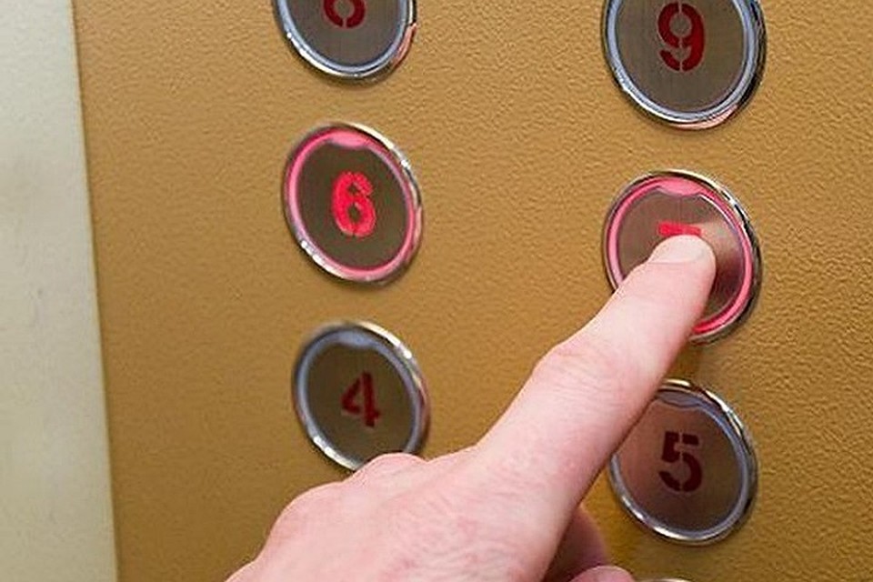 Сейчас в большинстве домов лифты вновь заработали.