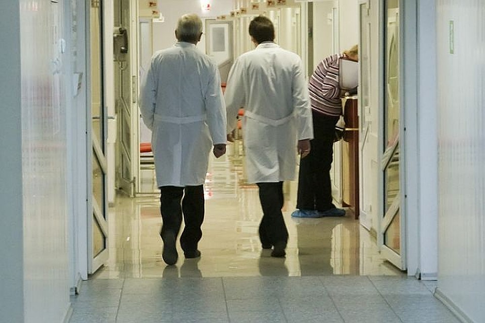 Поликлиника для взрослых рассчитана более чем на 350 посещений в смену, а детская - до 150 пациентов в смену