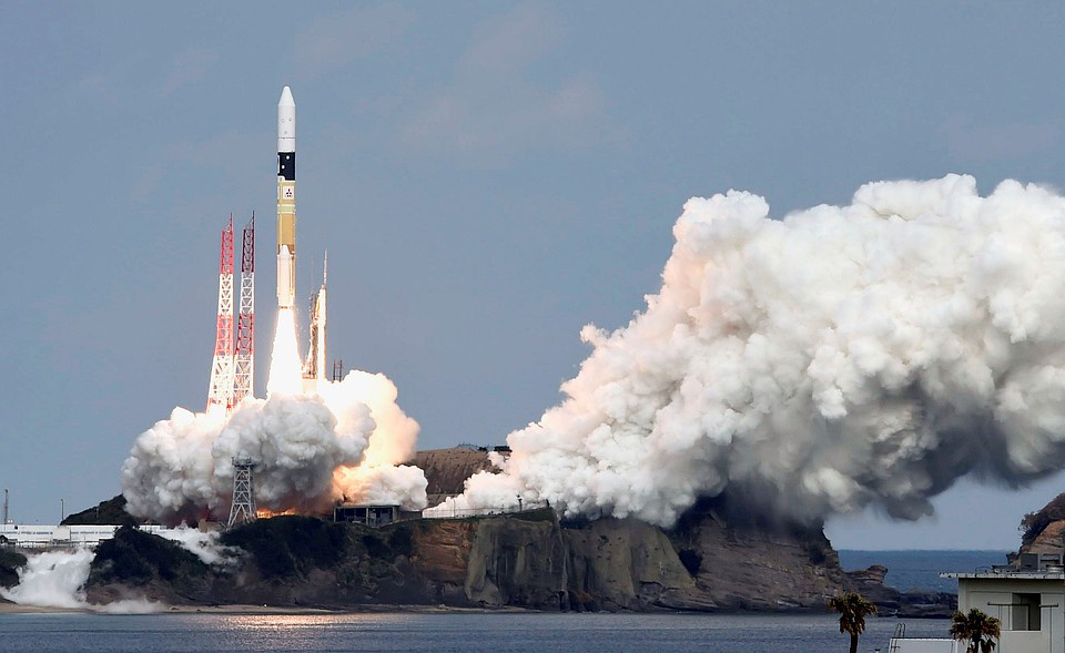 Ракета H-IIA с космическим зондом Hayabusa 2 стартует с площадки на острове Танегасима