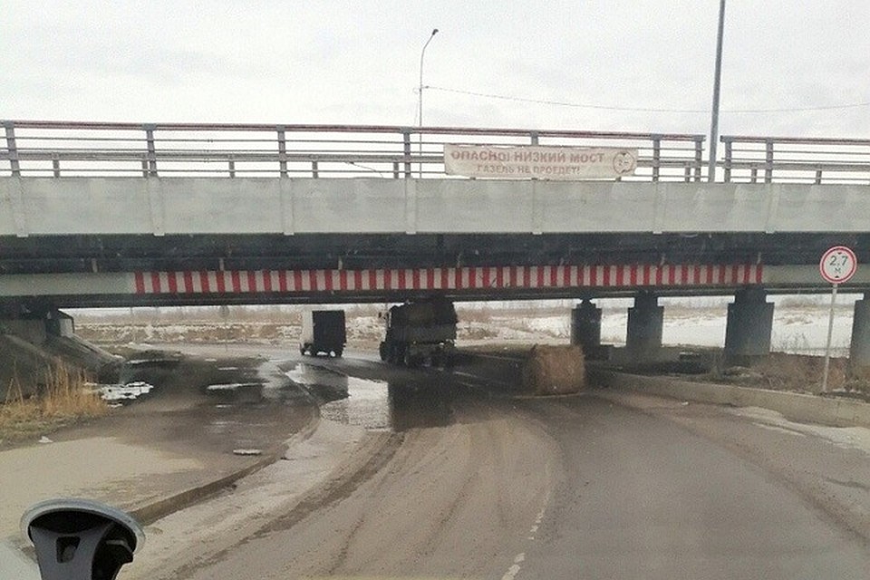 Трактор с сеном не прошел под "мостом глупости"