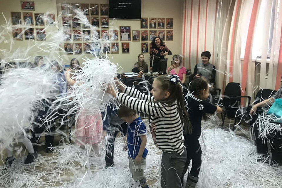 Ребята устроили снежную битву Фото: Оксана КОЗЛОВА
