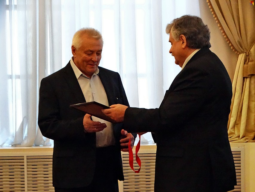 Сергей Квашнин вручает Игорю Корабельникову орден фонда Карла Фаберже