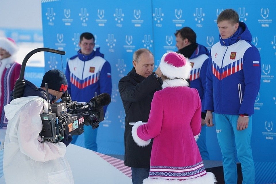 Владимир Путин вручил награды российским лыжникам, занявших весь пьедестал в гонке преследования на Универсиаде-2019. Фото предоставлено Дирекцией Универсиады