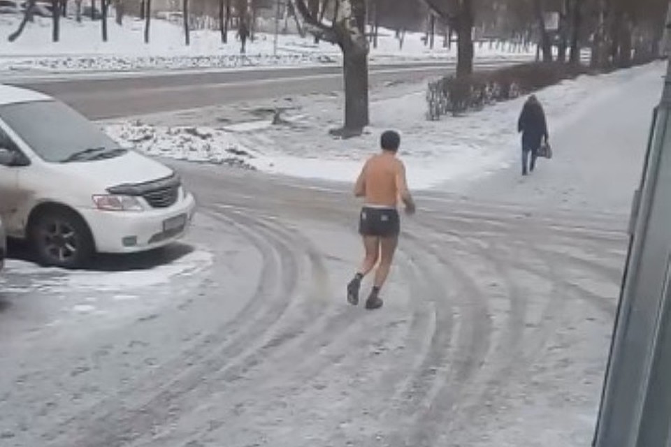 Бегающий в трусах мужчина удивил новокузнечан. Фото: кадр видео vk.com, "Новокузнецк Онлайн".