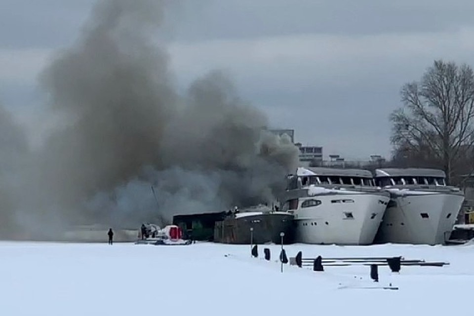 На юге Москвы вспыхнул пожар на судне
