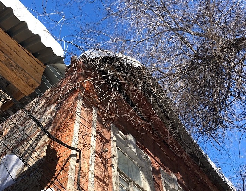 С крыши дома на Комсомольской грозит сойти снежная лавина. Фото соцсетей