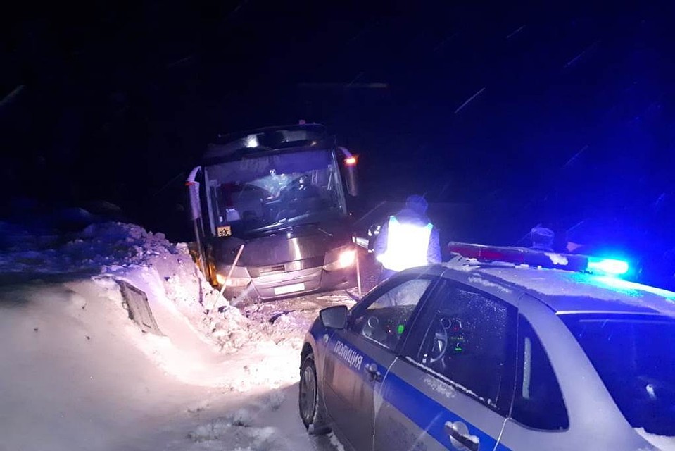 Пассажиров пересадили в другой автобус и на нем довезли в Челябинск. Фото: Управление ГИБДД по Челябинской области.