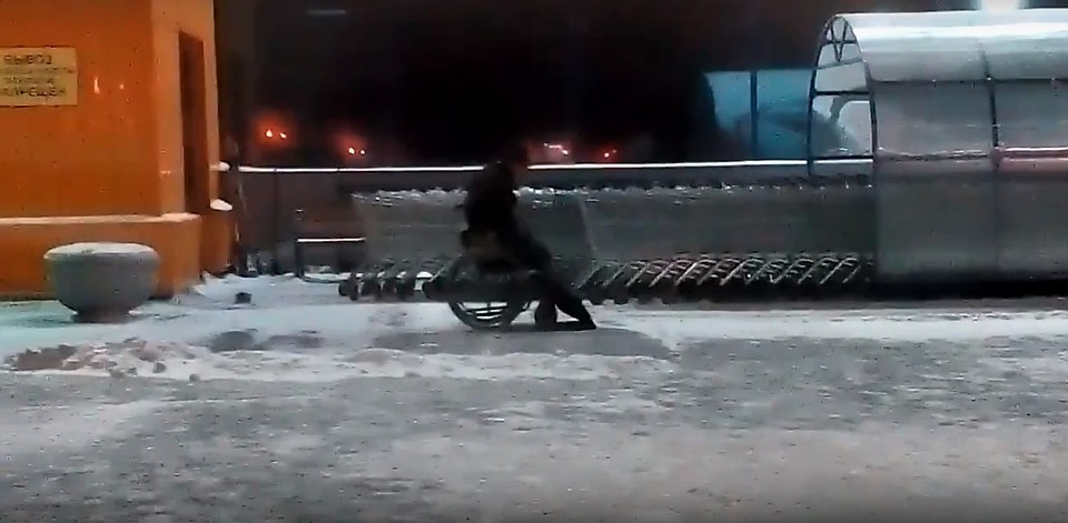 В Омске инвалид без ног по ночам чистит парковку у гипермаркета